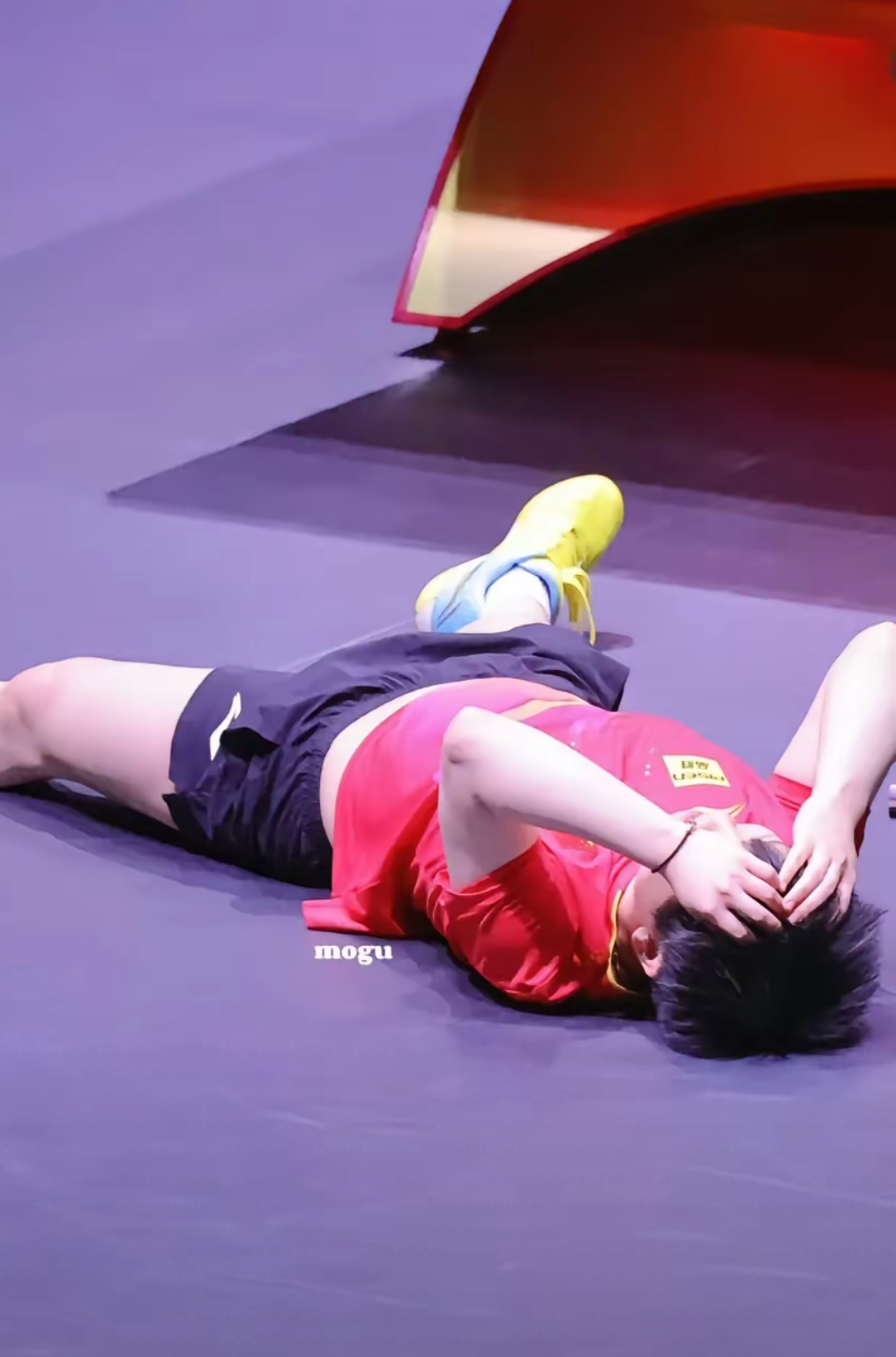 竞猜热点选手赛后落泪，背后故事感人