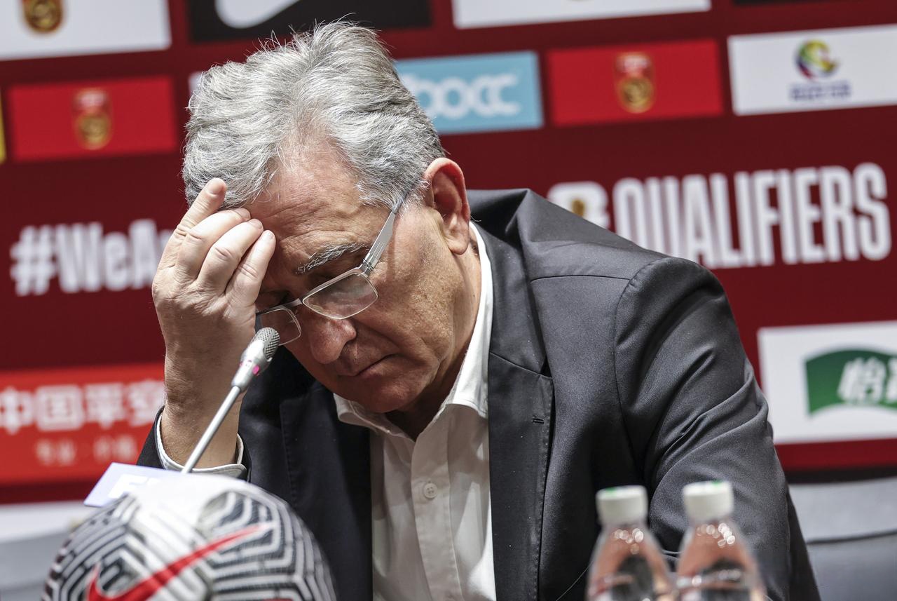 足球队主教练发声,誓言带队登顶 足球队主教练发声,誓言带队登顶