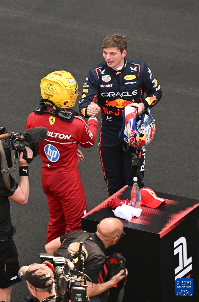 索伯车队碾压红牛车队，汉密尔顿扛起全队