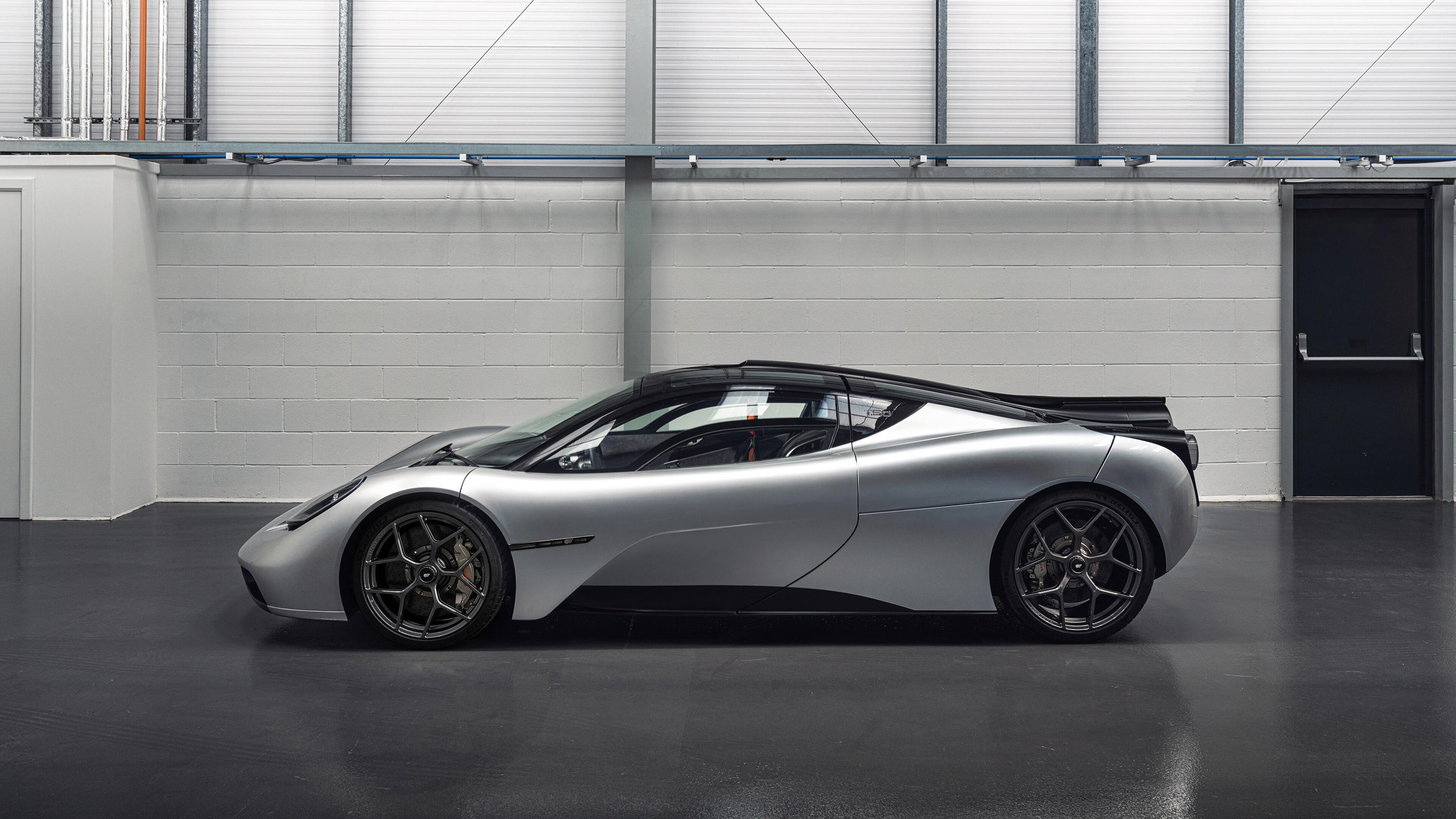 绿茵场与乒乓球台的对话，英格兰大胜波兰，奥恰洛夫成为比赛隐喻