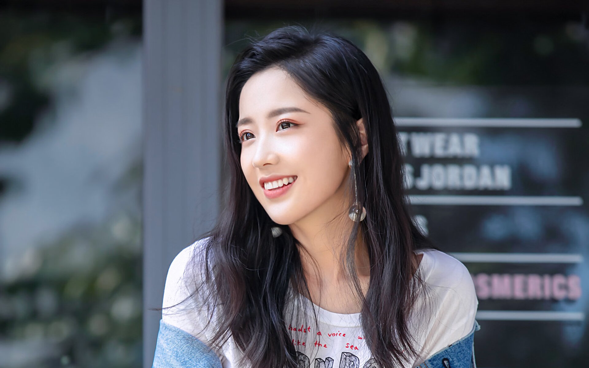 起脚前,他闭上眼睛嗅了嗅空气中的青草与火药